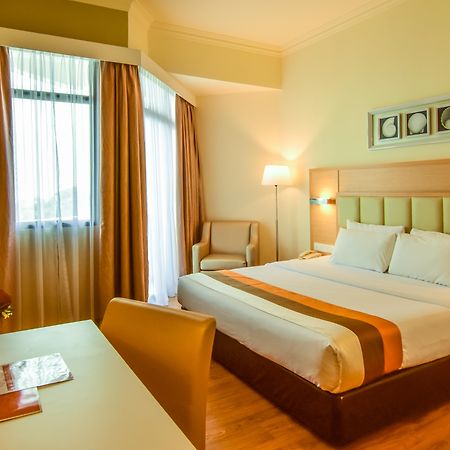 Hotel Sentral Seaview @ ​Beachfront Танджунг Бунга Екстериор снимка