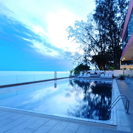 Hotel Sentral Seaview @ ​Beachfront Танджунг Бунга Екстериор снимка