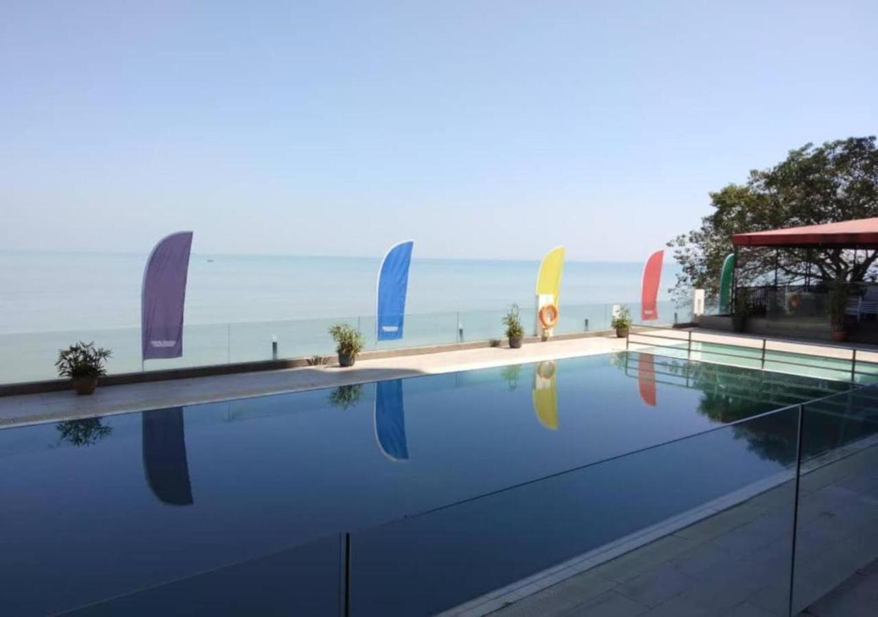 Hotel Sentral Seaview @ ​Beachfront Танджунг Бунга Екстериор снимка