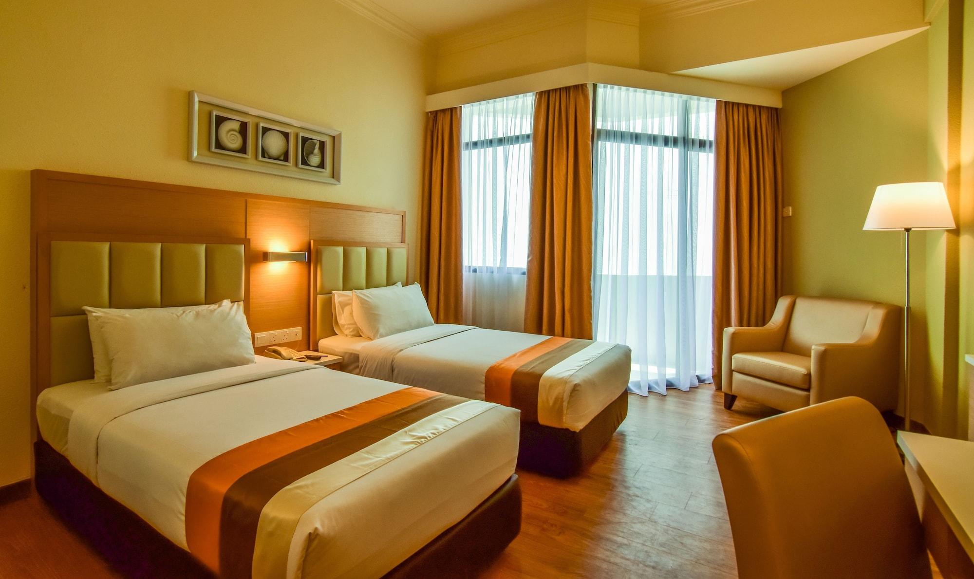 Hotel Sentral Seaview @ ​Beachfront Танджунг Бунга Екстериор снимка
