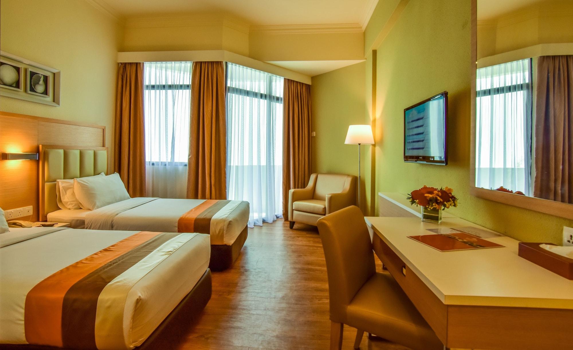 Hotel Sentral Seaview @ ​Beachfront Танджунг Бунга Екстериор снимка