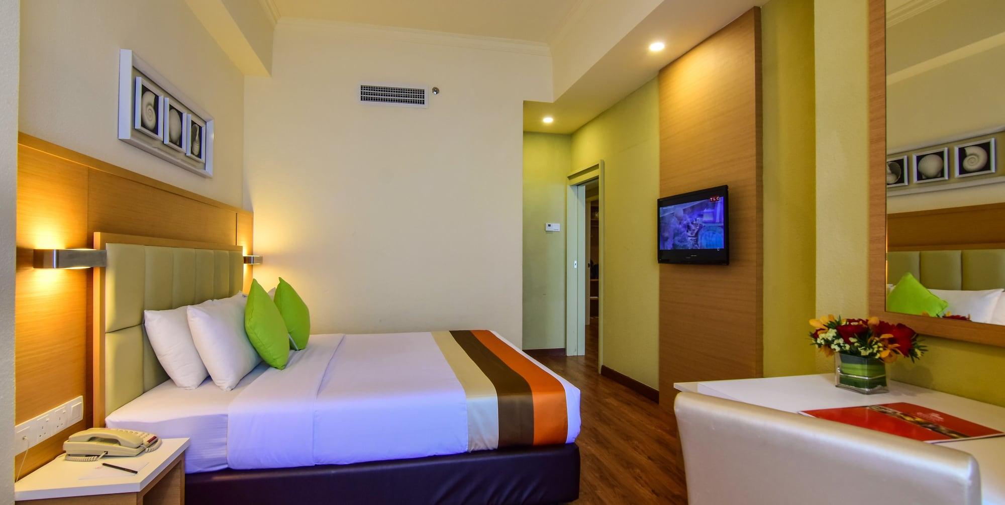 Hotel Sentral Seaview @ ​Beachfront Танджунг Бунга Екстериор снимка
