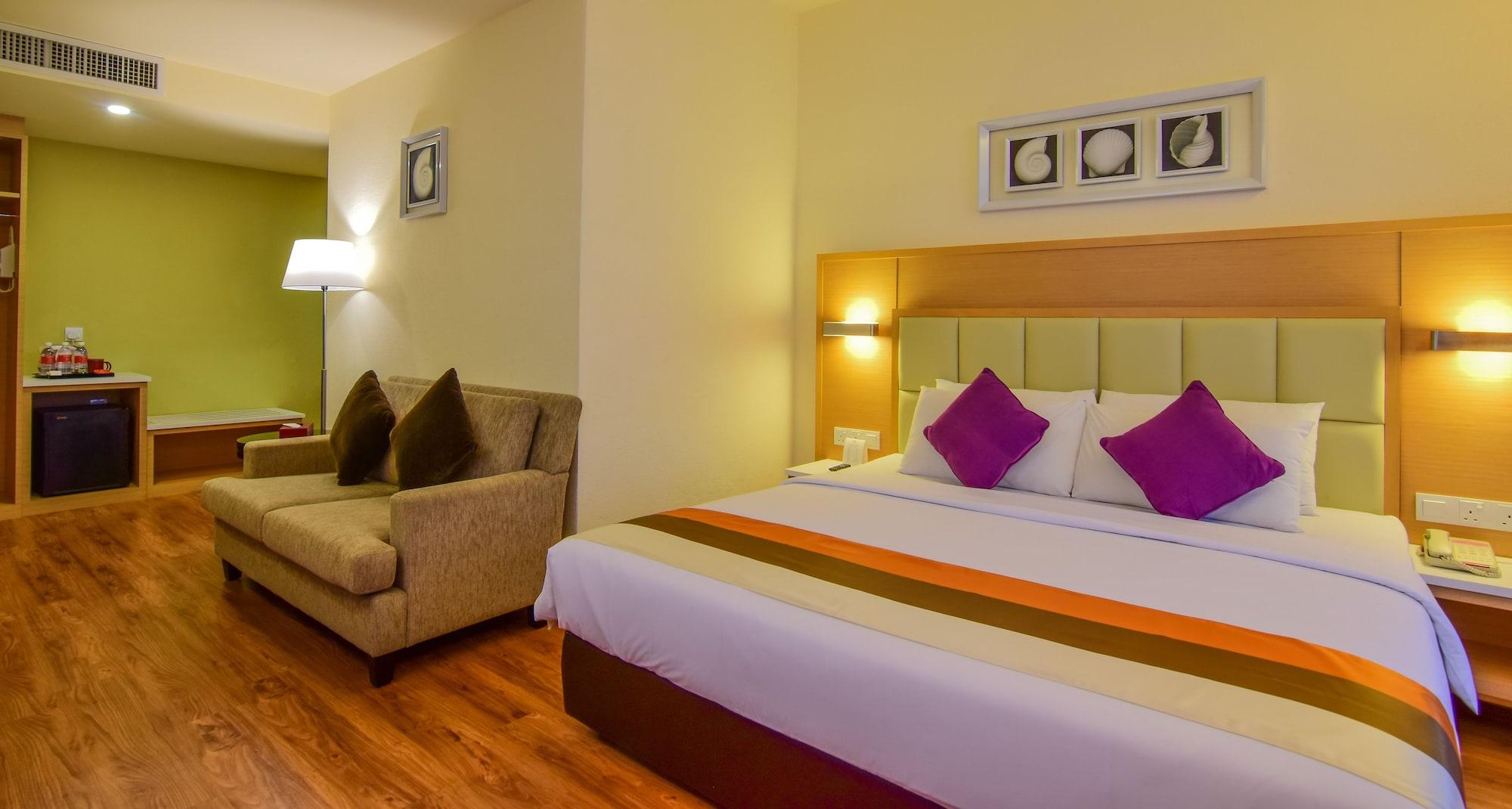 Hotel Sentral Seaview @ ​Beachfront Танджунг Бунга Екстериор снимка
