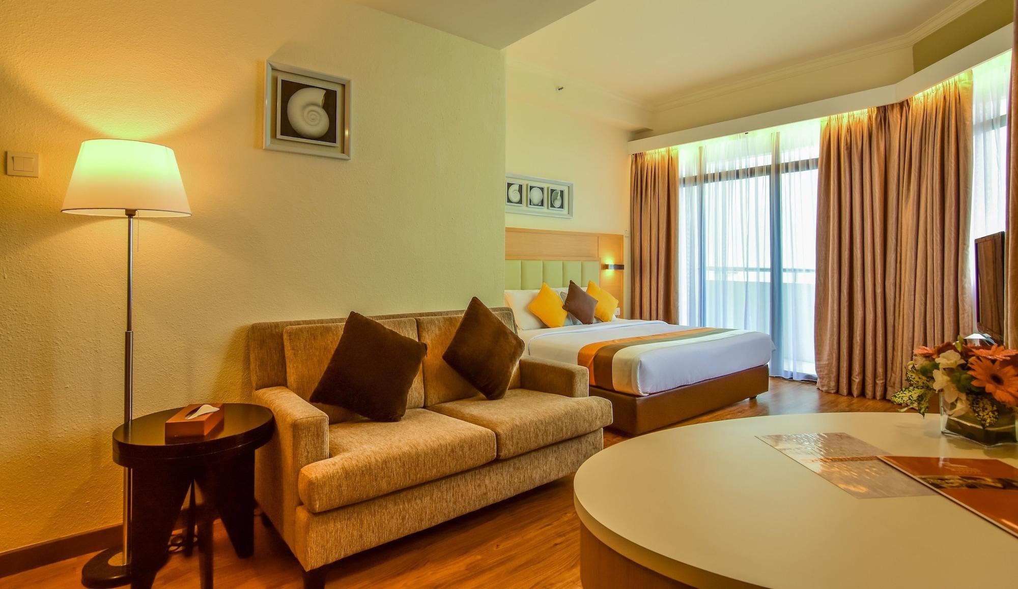 Hotel Sentral Seaview @ ​Beachfront Танджунг Бунга Екстериор снимка