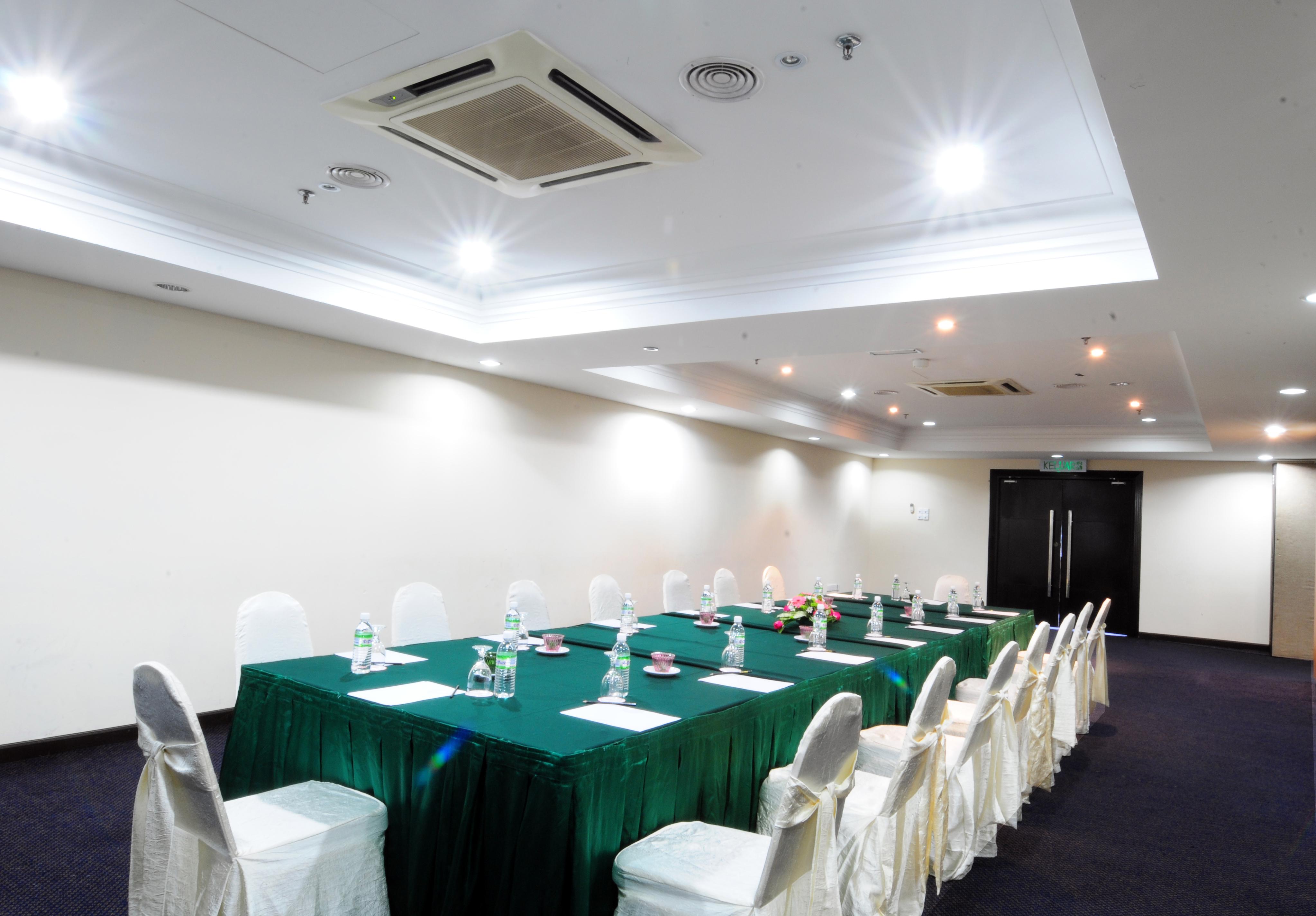 Hotel Sentral Seaview @ ​Beachfront Танджунг Бунга Екстериор снимка