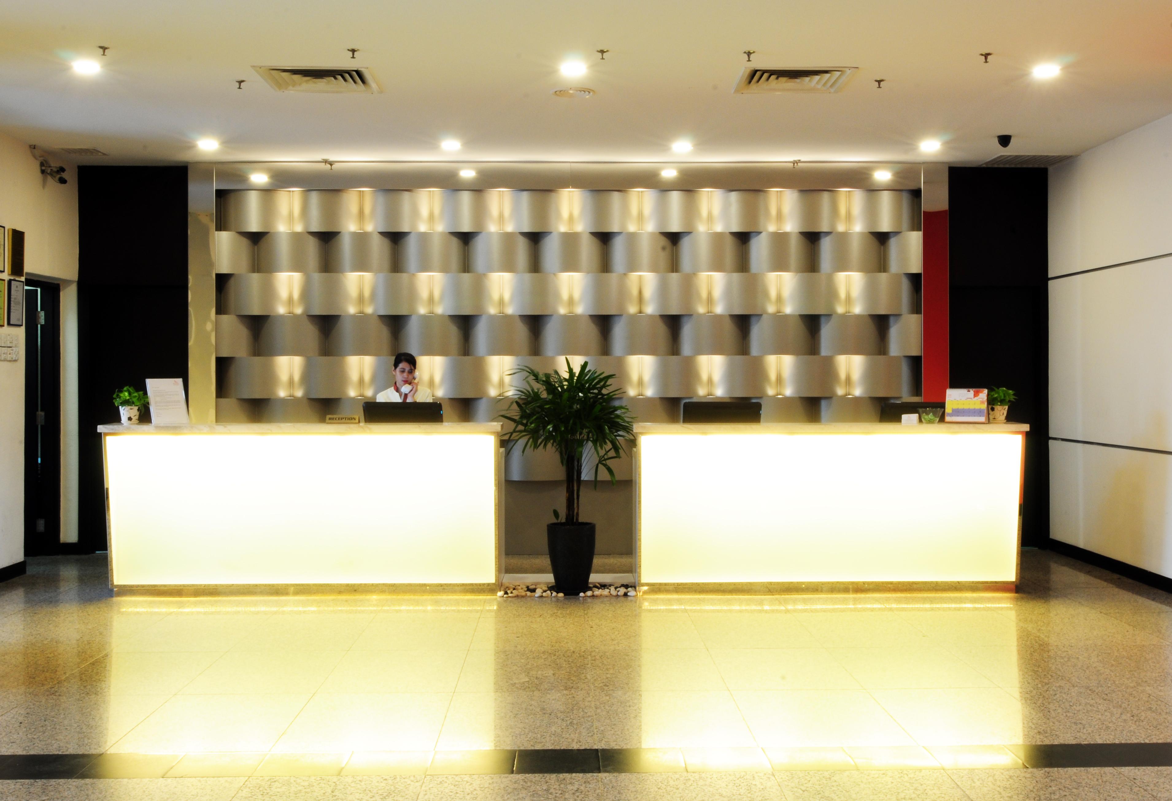 Hotel Sentral Seaview @ ​Beachfront Танджунг Бунга Екстериор снимка
