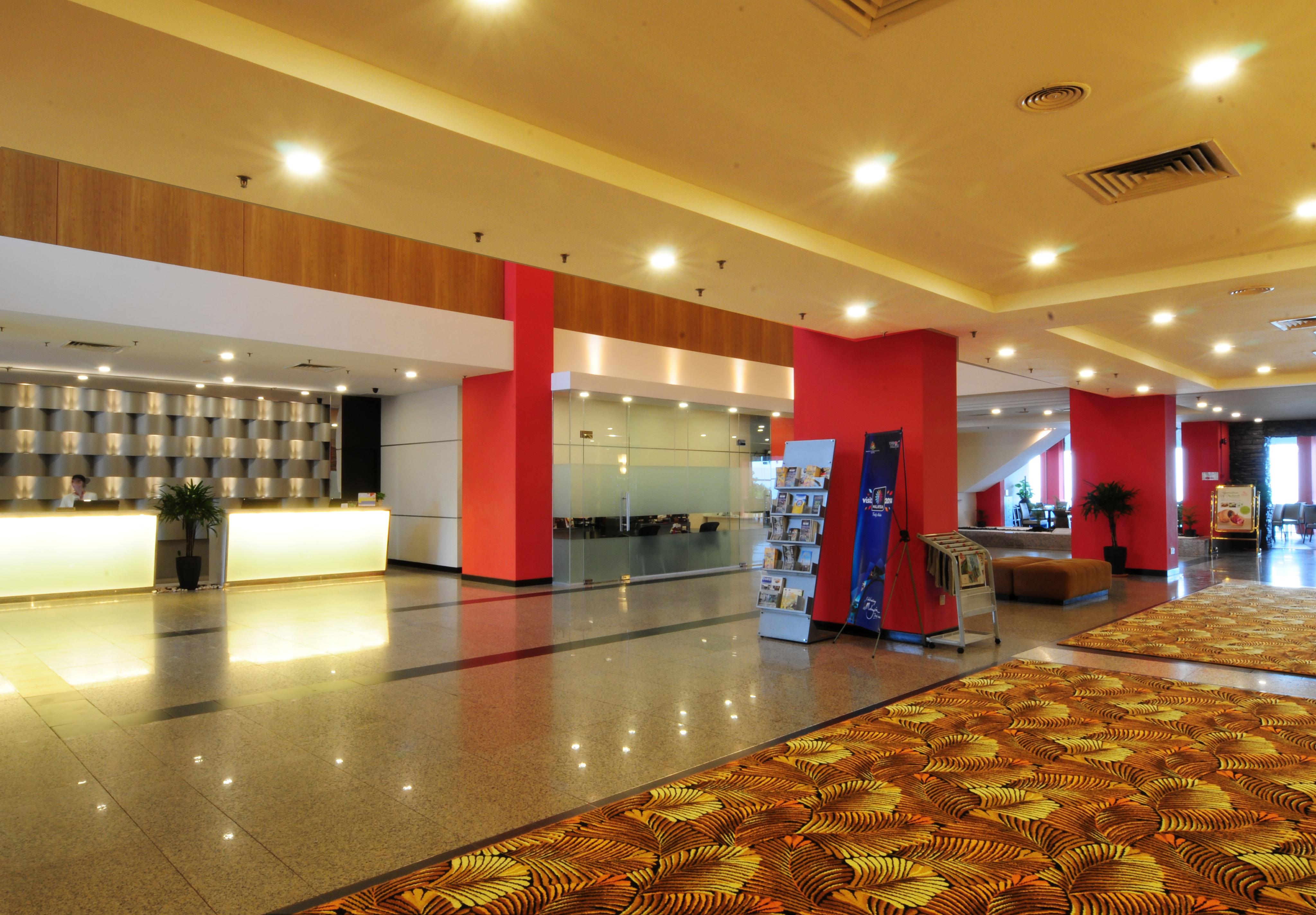 Hotel Sentral Seaview @ ​Beachfront Танджунг Бунга Екстериор снимка