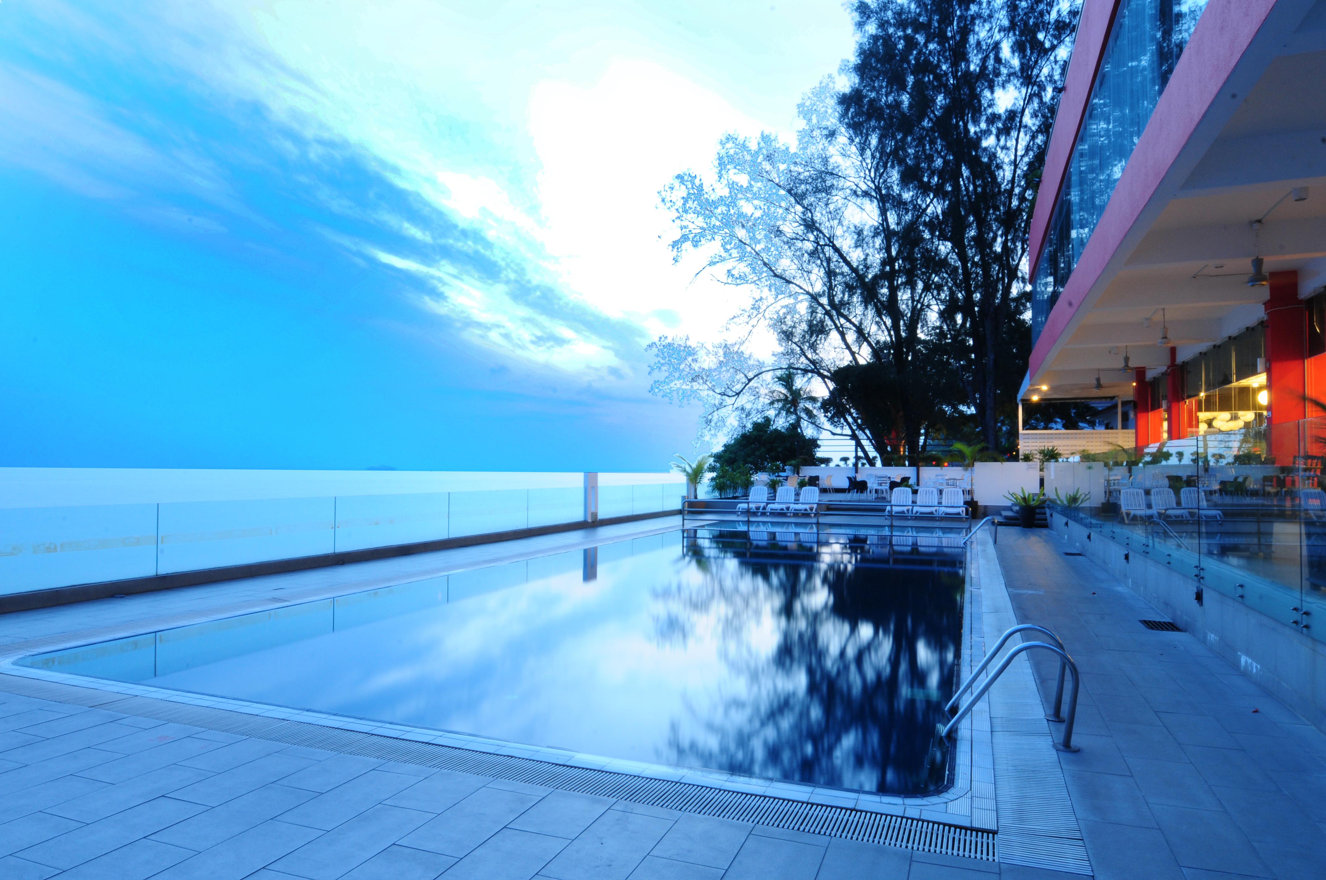 Hotel Sentral Seaview @ ​Beachfront Танджунг Бунга Екстериор снимка