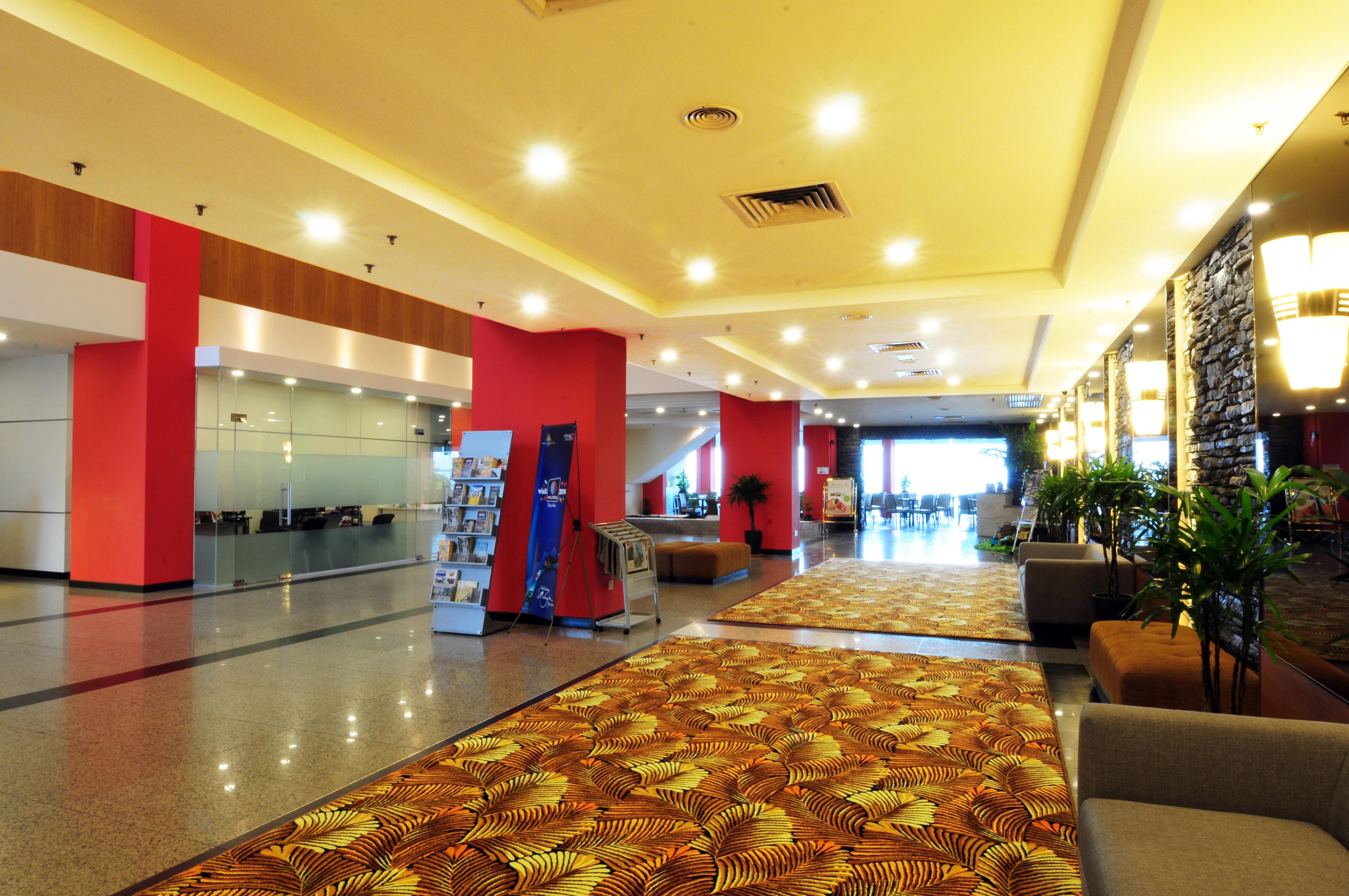Hotel Sentral Seaview @ ​Beachfront Танджунг Бунга Екстериор снимка