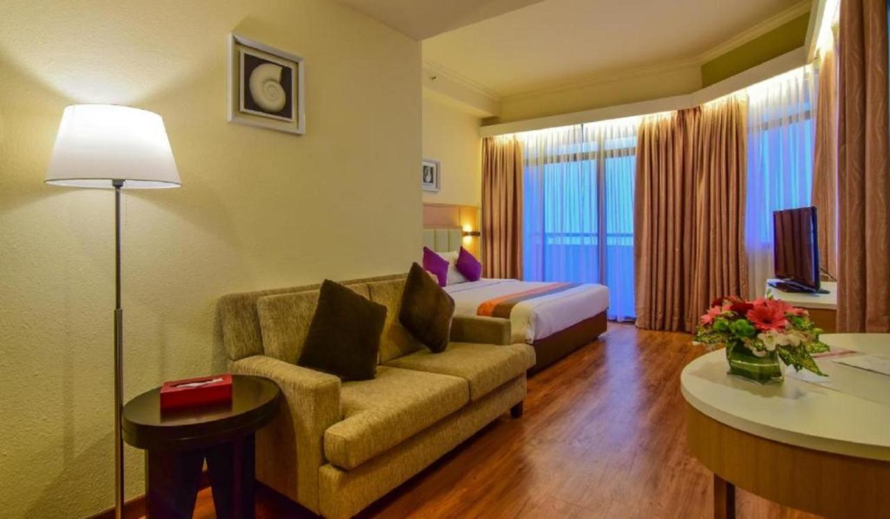 Hotel Sentral Seaview @ ​Beachfront Танджунг Бунга Екстериор снимка