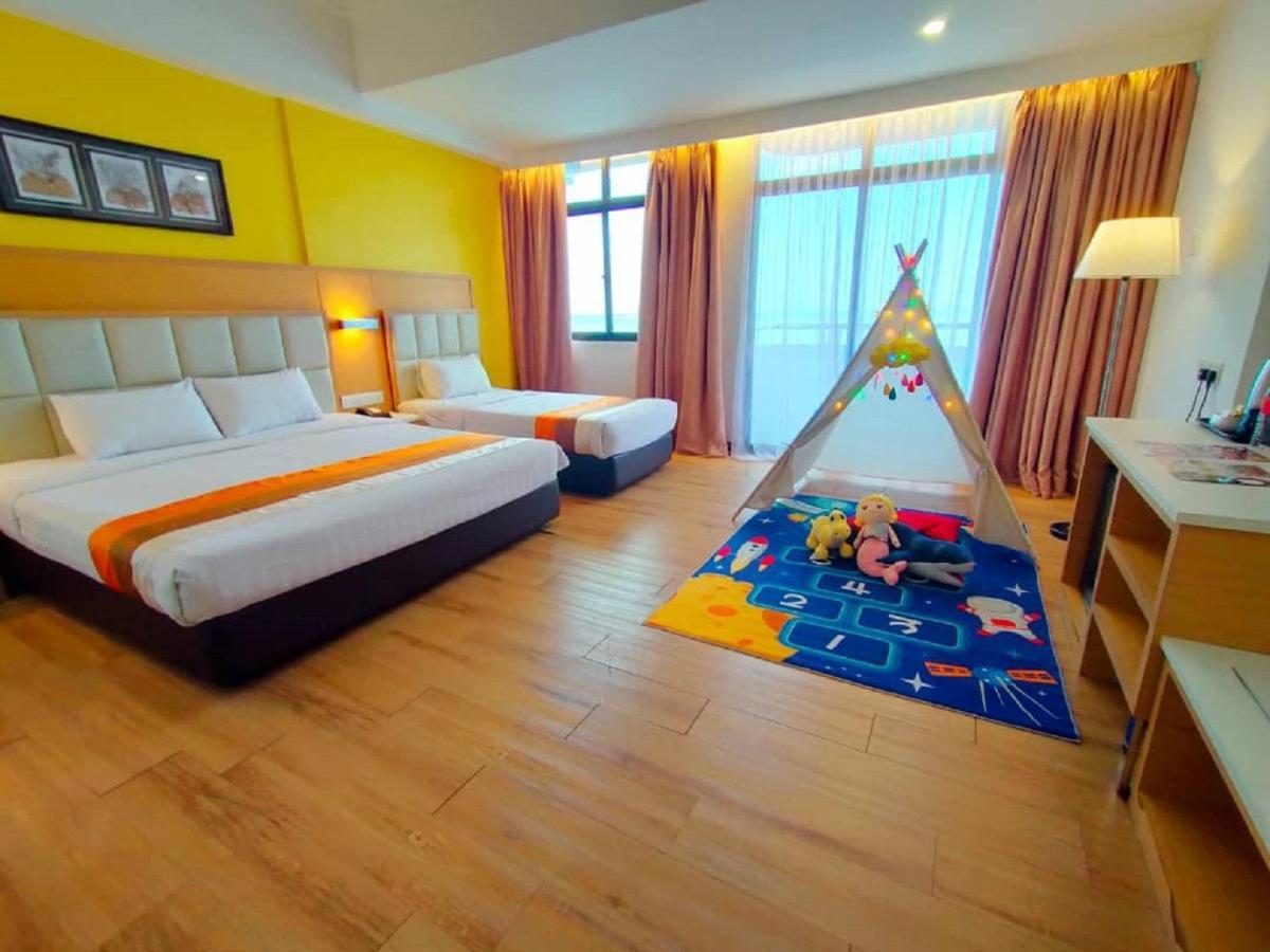 Hotel Sentral Seaview @ ​Beachfront Танджунг Бунга Екстериор снимка