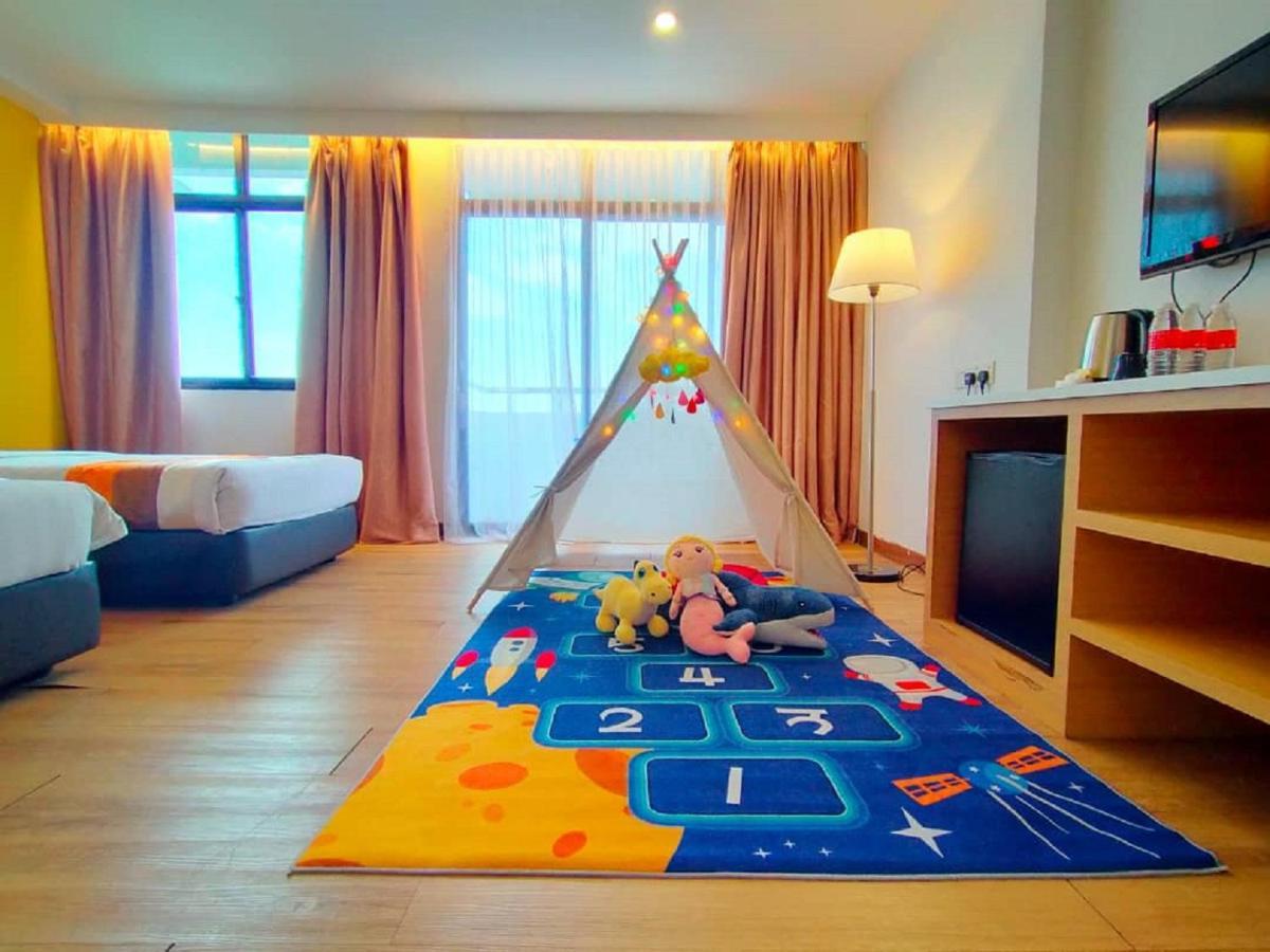Hotel Sentral Seaview @ ​Beachfront Танджунг Бунга Екстериор снимка