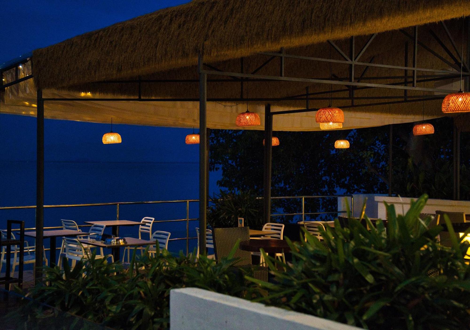 Hotel Sentral Seaview @ ​Beachfront Танджунг Бунга Екстериор снимка
