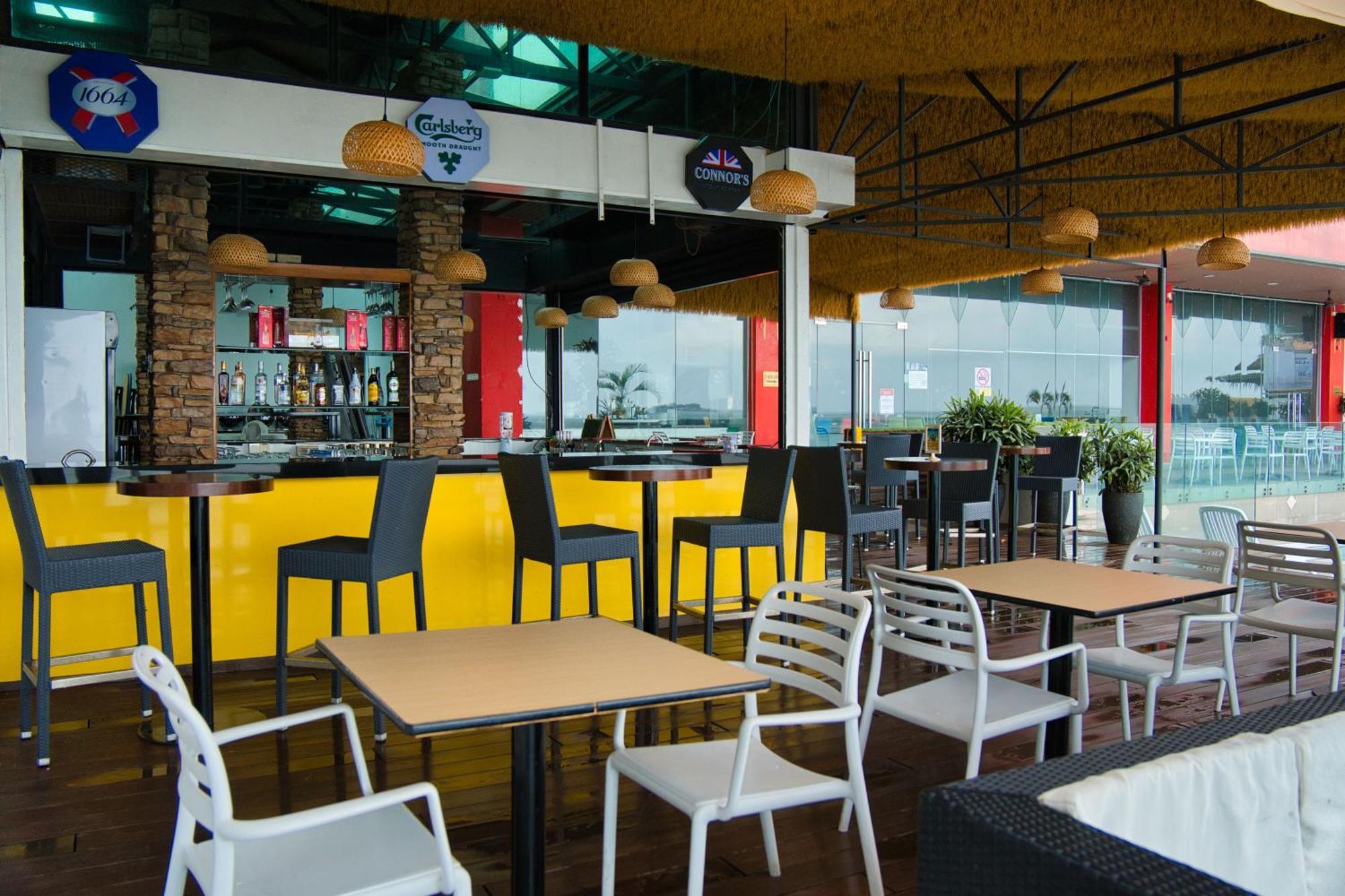 Hotel Sentral Seaview @ ​Beachfront Танджунг Бунга Екстериор снимка