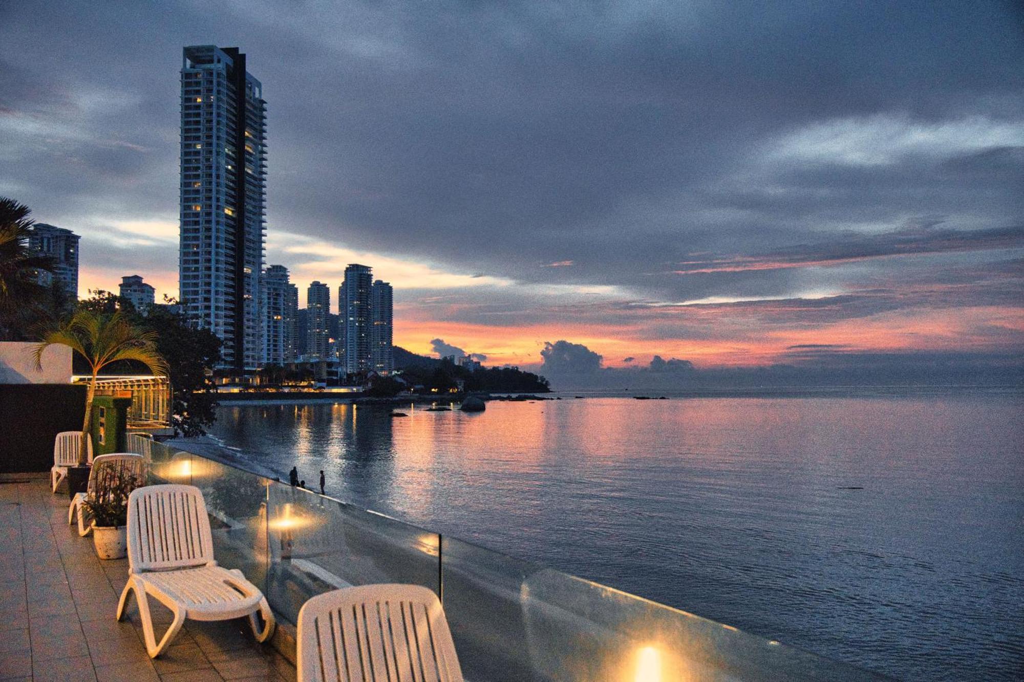 Hotel Sentral Seaview @ ​Beachfront Танджунг Бунга Екстериор снимка