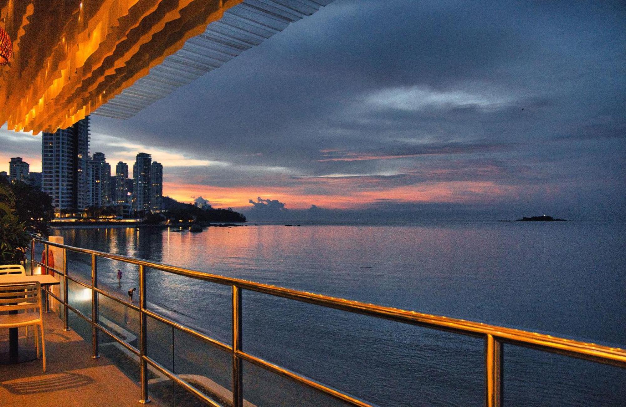 Hotel Sentral Seaview @ ​Beachfront Танджунг Бунга Екстериор снимка