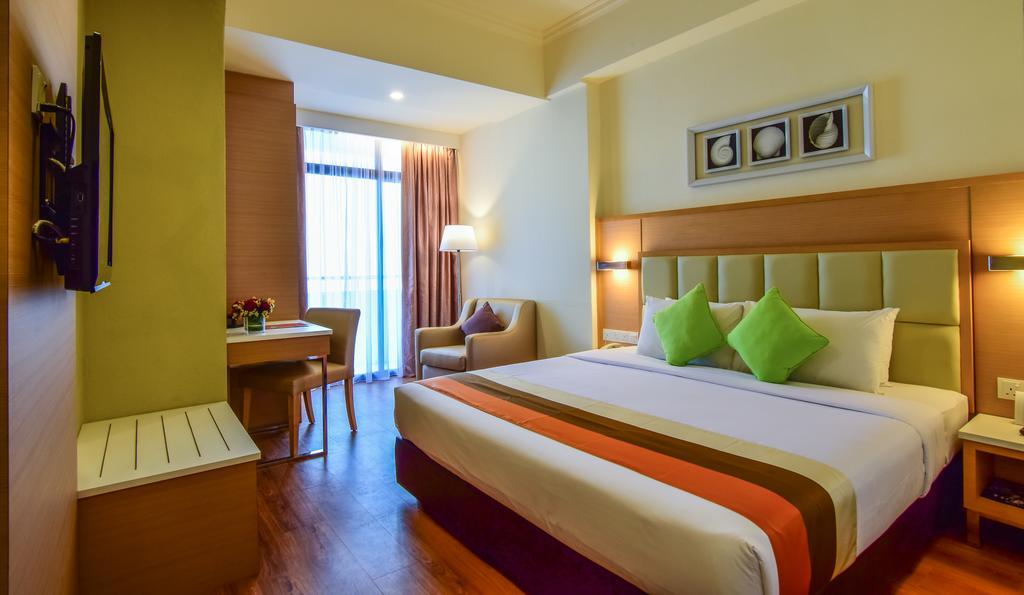 Hotel Sentral Seaview @ ​Beachfront Танджунг Бунга Екстериор снимка
