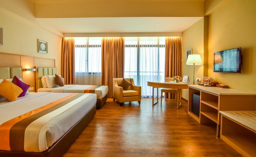 Hotel Sentral Seaview @ ​Beachfront Танджунг Бунга Екстериор снимка