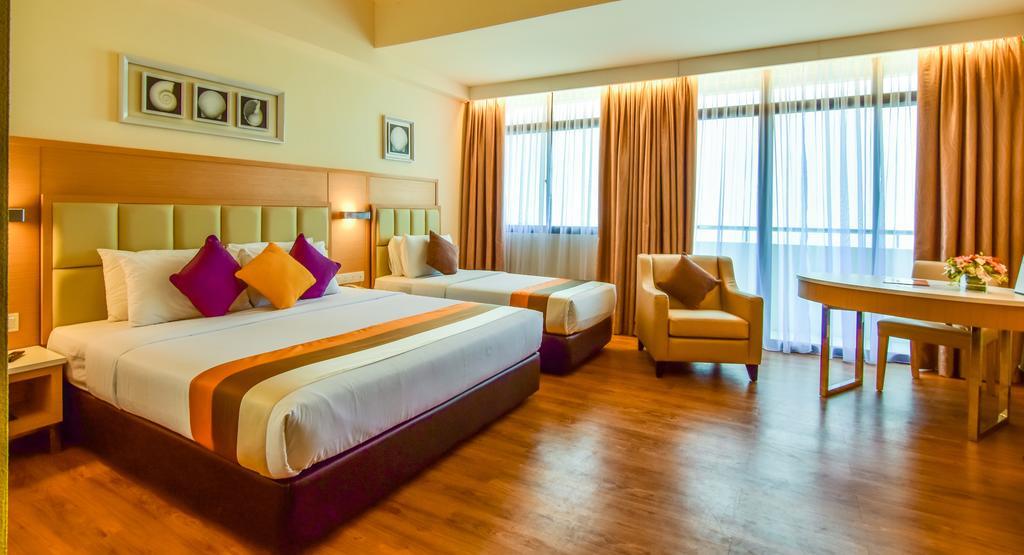 Hotel Sentral Seaview @ ​Beachfront Танджунг Бунга Екстериор снимка