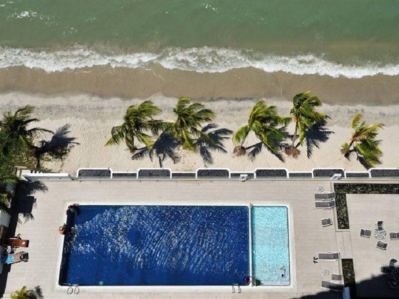 Hotel Sentral Seaview @ ​Beachfront Танджунг Бунга Екстериор снимка