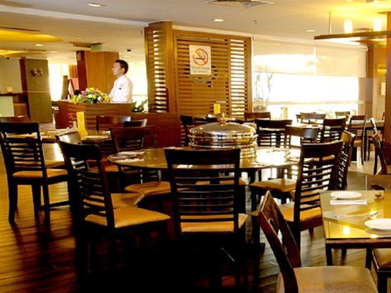 Hotel Sentral Seaview @ ​Beachfront Танджунг Бунга Екстериор снимка