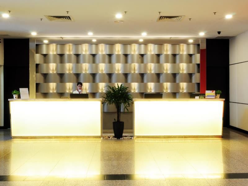 Hotel Sentral Seaview @ ​Beachfront Танджунг Бунга Екстериор снимка