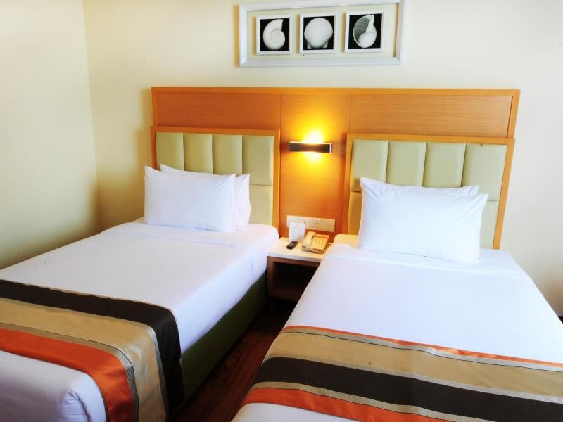 Hotel Sentral Seaview @ ​Beachfront Танджунг Бунга Екстериор снимка