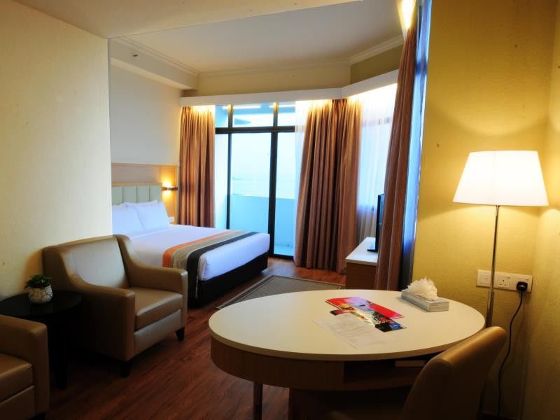 Hotel Sentral Seaview @ ​Beachfront Танджунг Бунга Екстериор снимка