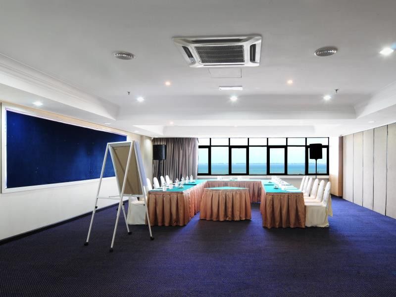 Hotel Sentral Seaview @ ​Beachfront Танджунг Бунга Екстериор снимка