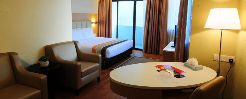 Hotel Sentral Seaview @ ​Beachfront Танджунг Бунга Екстериор снимка