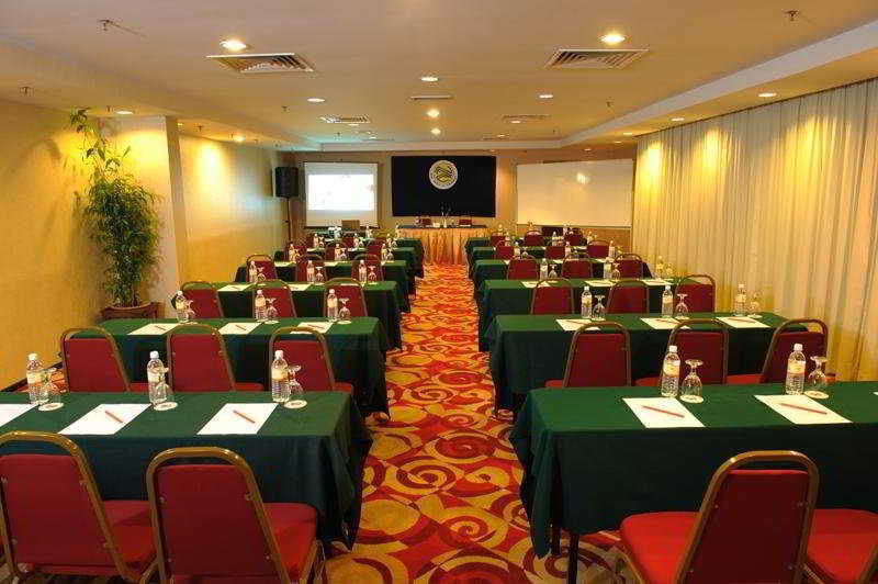 Hotel Sentral Seaview @ ​Beachfront Танджунг Бунга Екстериор снимка