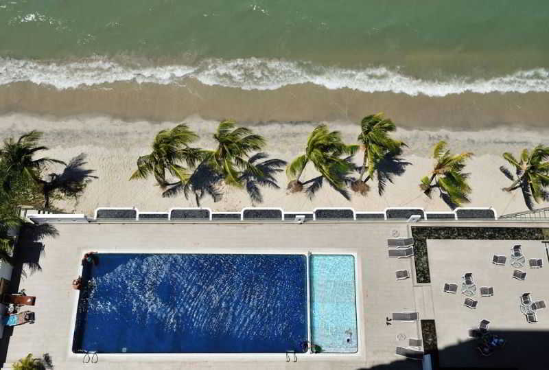Hotel Sentral Seaview @ ​Beachfront Танджунг Бунга Екстериор снимка