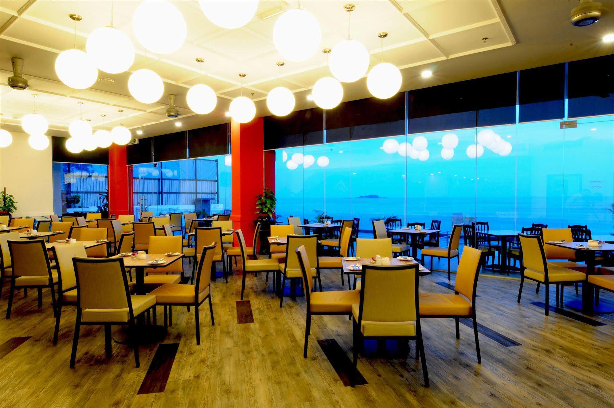 Hotel Sentral Seaview @ ​Beachfront Танджунг Бунга Екстериор снимка