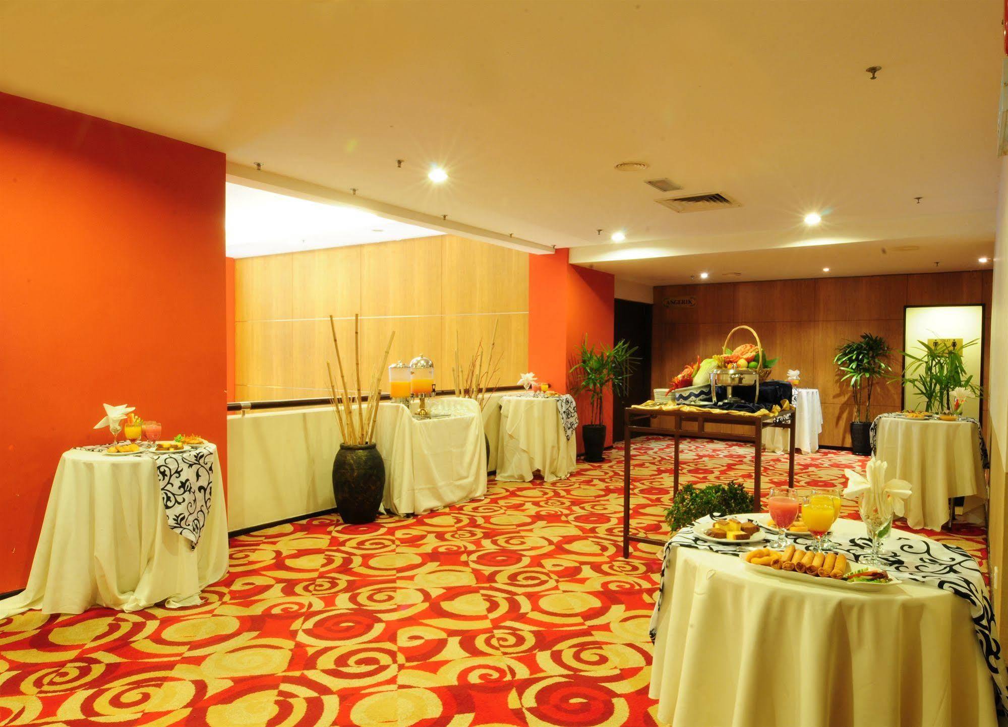 Hotel Sentral Seaview @ ​Beachfront Танджунг Бунга Екстериор снимка