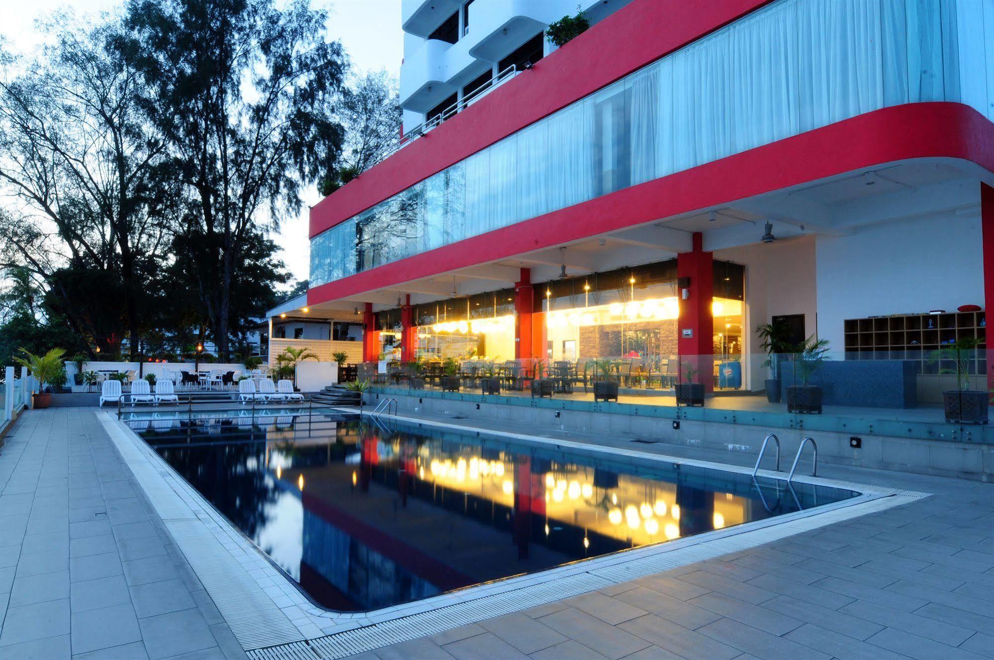 Hotel Sentral Seaview @ ​Beachfront Танджунг Бунга Екстериор снимка