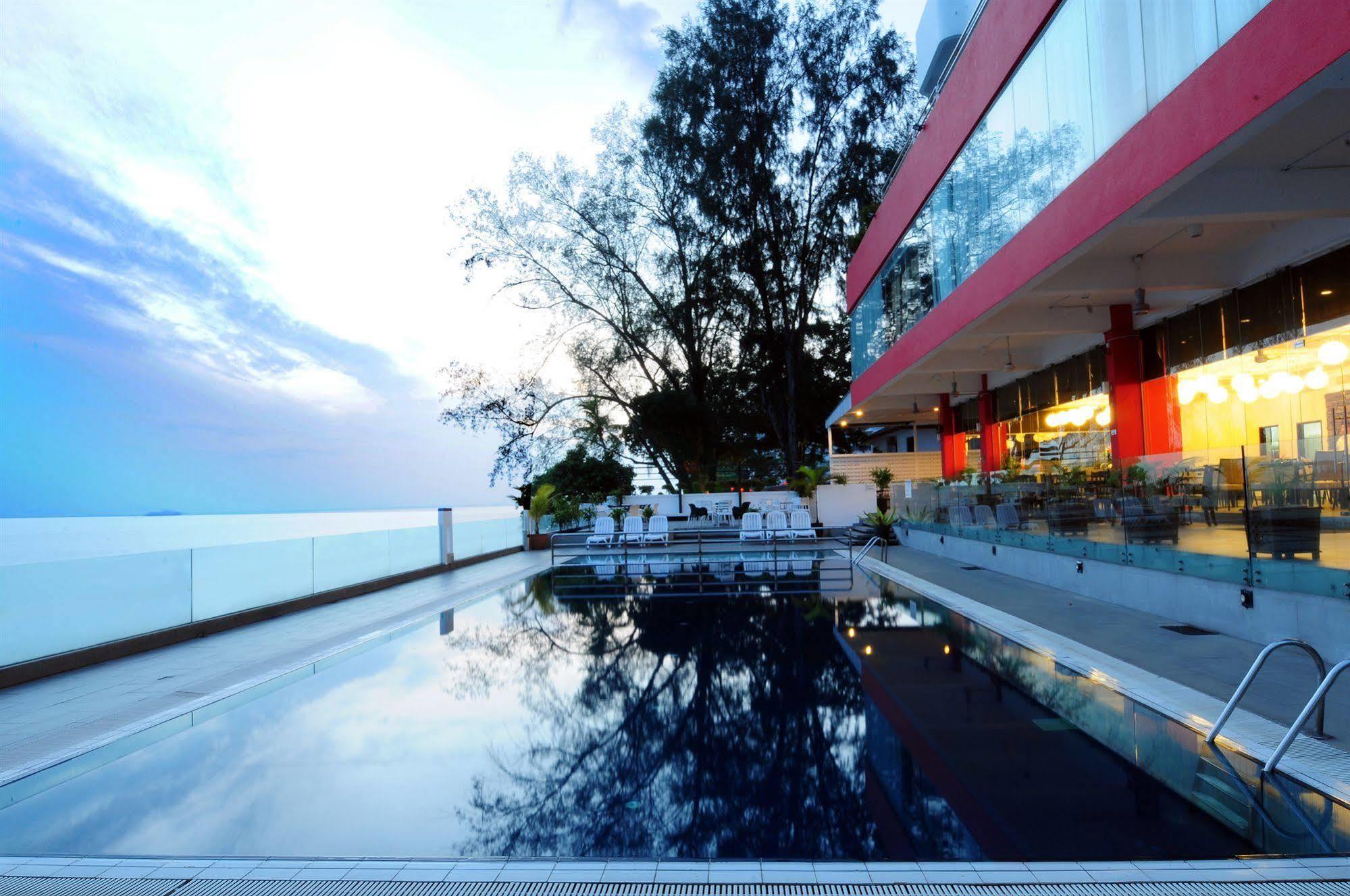Hotel Sentral Seaview @ ​Beachfront Танджунг Бунга Екстериор снимка