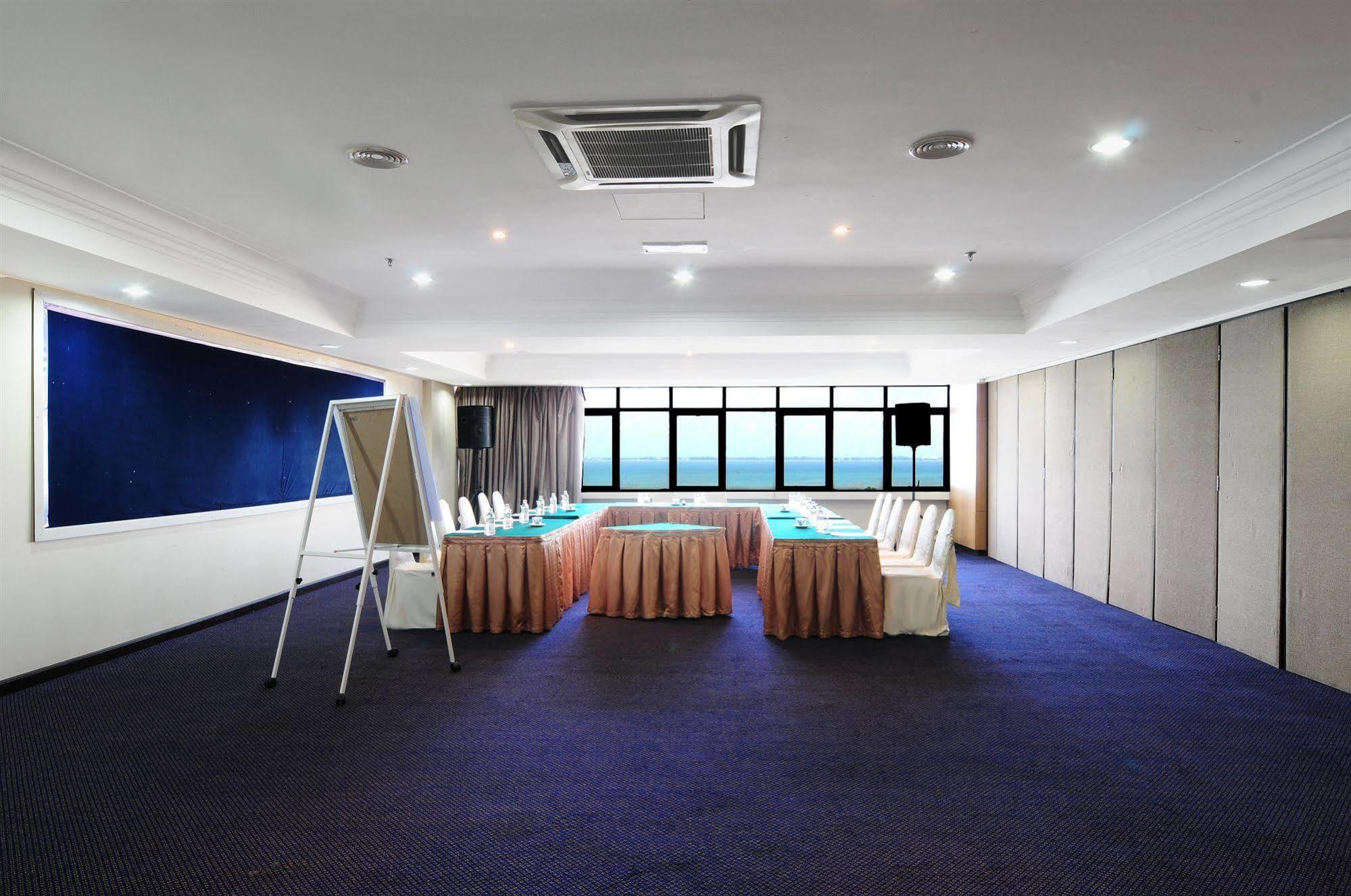 Hotel Sentral Seaview @ ​Beachfront Танджунг Бунга Екстериор снимка