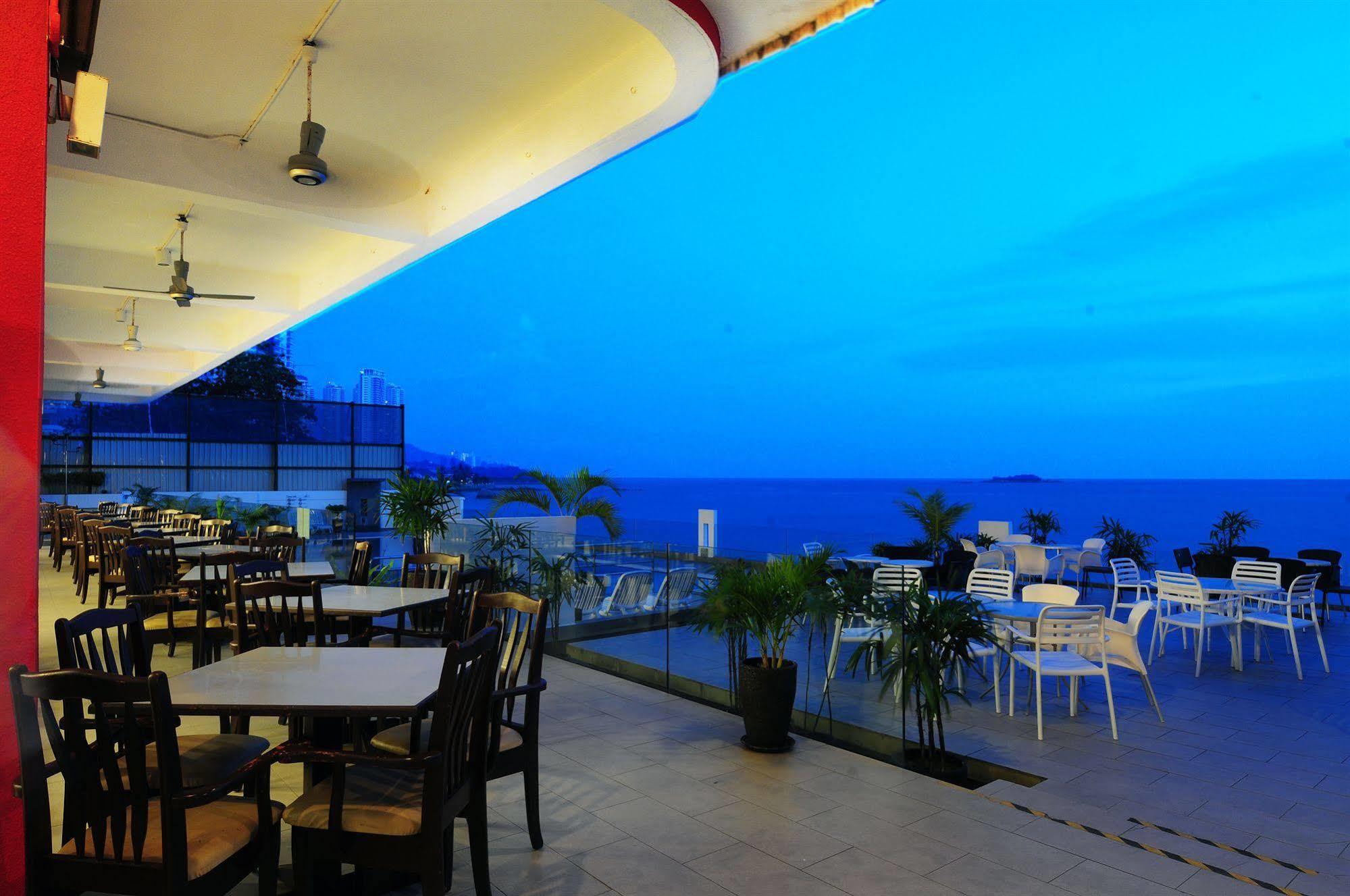 Hotel Sentral Seaview @ ​Beachfront Танджунг Бунга Екстериор снимка